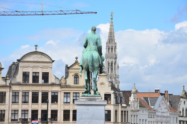 Foto nahaufnahme einer skulptur gegen gebäude in der stadt