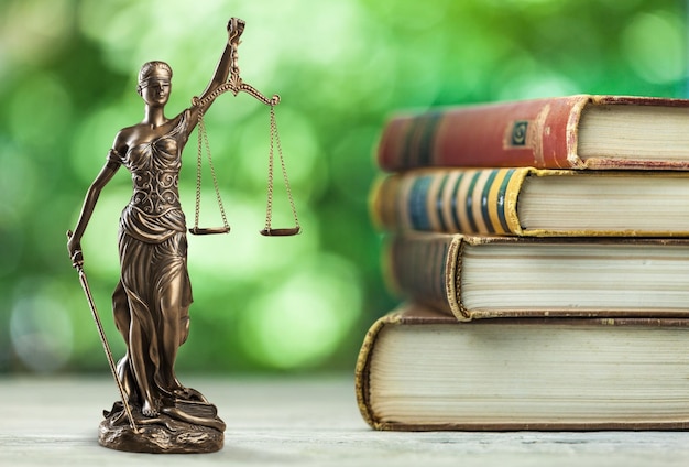 Nahaufnahme einer Skulptur von Themis, Bücher, Symbol der Gerechtigkeit