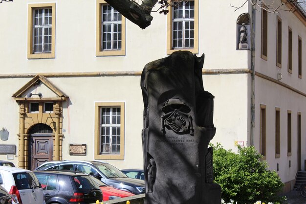 Foto nahaufnahme einer statue auf einer stadtstraße