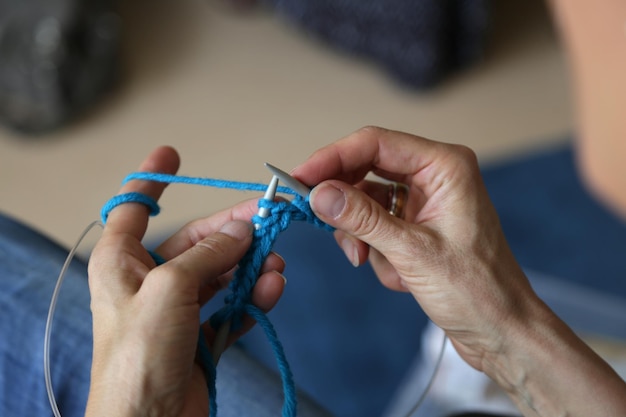 Nahaufnahme einer strickenden Frau