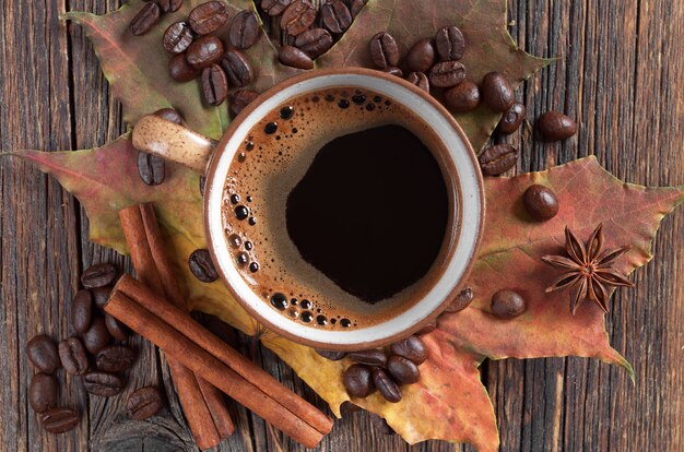 Nahaufnahme einer Tasse heißen Kaffees