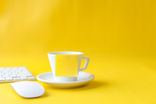 Nahaufnahme einer Tasse Kaffee mit gelben Postit-Papier auf gelbem Hintergrund Wirtschaft und Bildung