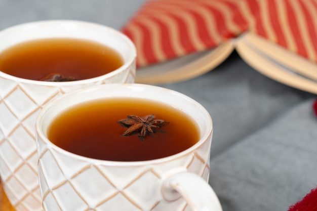Nahaufnahme einer Tasse Tee auf einem Holzbrett in einem Weihnachtsinterieur