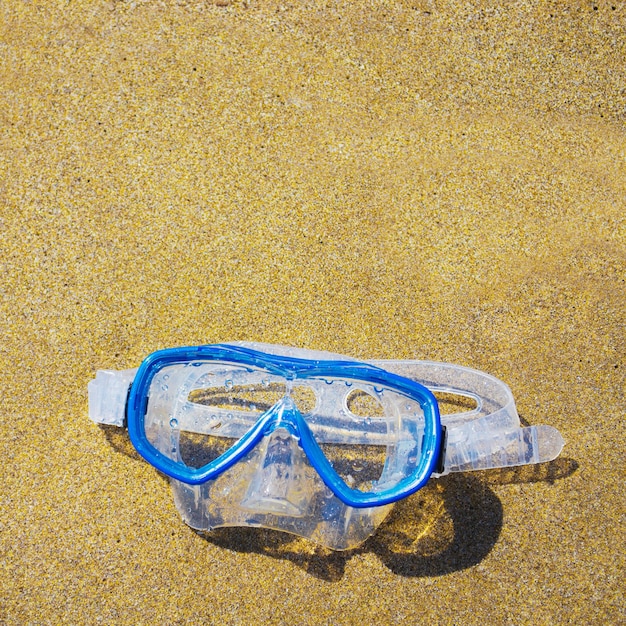 Nahaufnahme einer Tauchermaske an einem goldenen Strand