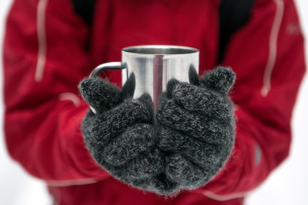 Nahaufnahme einer Teetasse in der Hand