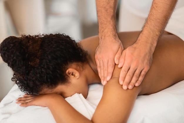 Nahaufnahme einer therapeutischen Rückenmassage im Spa