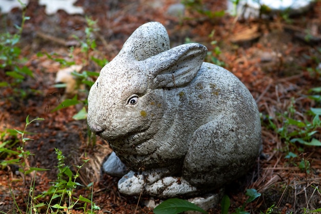 Foto nahaufnahme einer tierskulptur auf dem feld