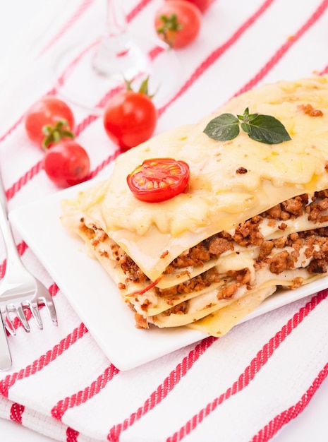 Nahaufnahme einer traditionellen Lasagne aus Hackfleisch-Bolognese