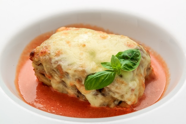 Nahaufnahme einer traditionellen Lasagne, die mit gehackter Soße des Rindfleisches von Bolognese gemacht wurde, überstieg