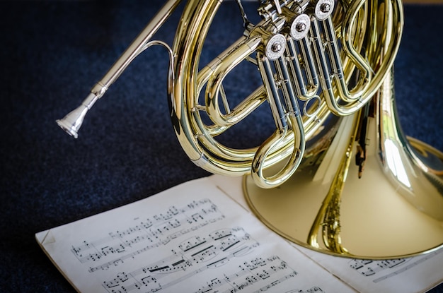 Foto nahaufnahme einer trompete auf einer musikalischen note
