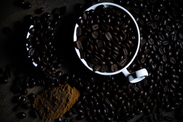 Nahaufnahme einer überquellenden Tasse Kaffee mit frischen Bohnen, die dem von KI generierten Kaffeegeschmack einen Hauch von Tradition verleiht