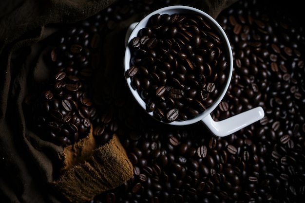 Nahaufnahme einer überquellenden Tasse Kaffee mit frischen Bohnen, die dem von KI generierten Kaffeegeschmack einen Hauch von Tradition verleiht