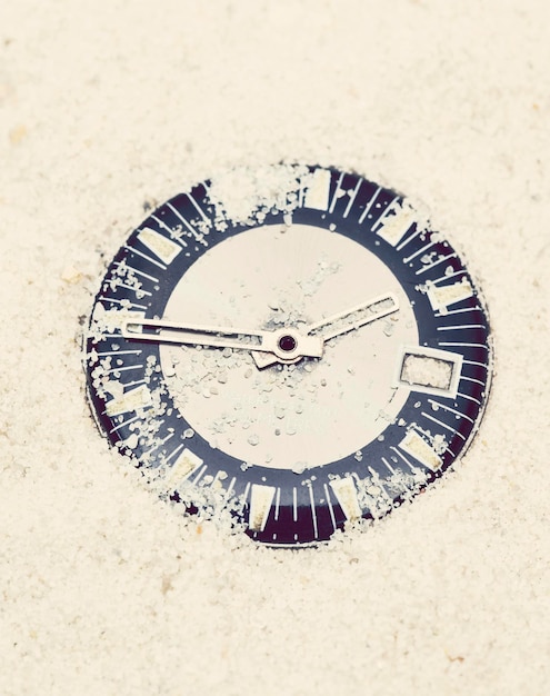 Nahaufnahme einer Uhr am Strand