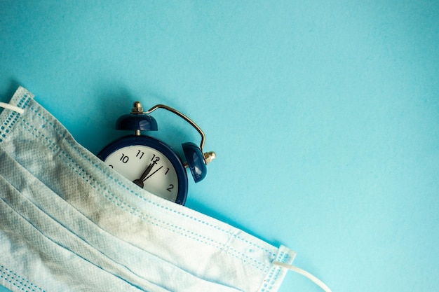 Foto nahaufnahme einer uhr auf dem bett gegen die wand