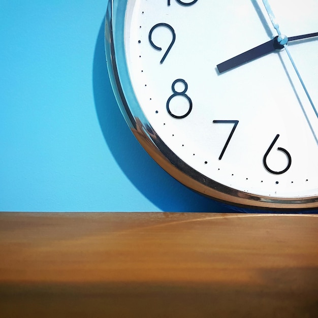 Nahaufnahme einer Uhr auf dem Tisch