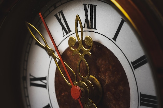 Nahaufnahme einer Uhr gegen die Wand in der Nacht