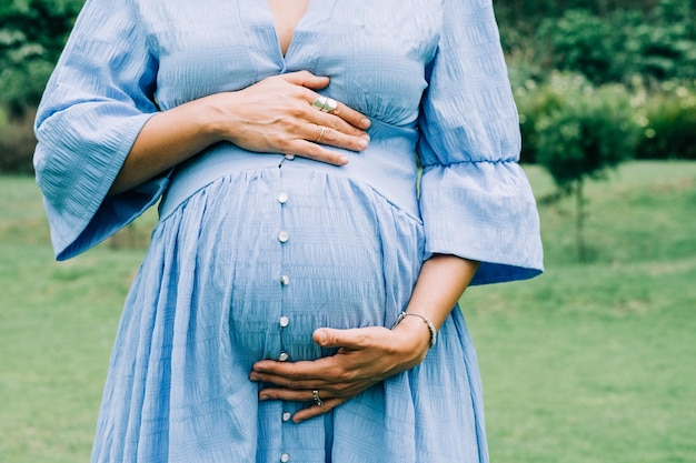Nahaufnahme einer unerkennbaren schwangeren Frau, die ihren Bauch hält