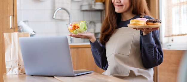 Nahaufnahme einer Video-Bloggerin, die Essen in der Küche kocht und für das Konzept des Online-Lernkochkurses filmt