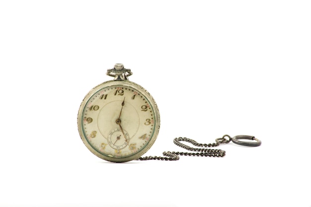 Nahaufnahme einer Vintage-Taschenuhr auf weißem Hintergrund