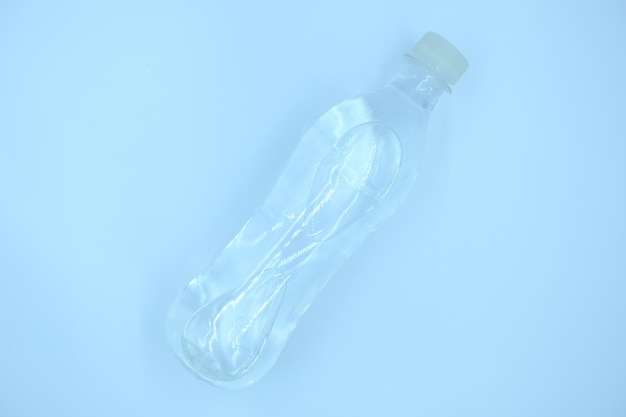 Foto nahaufnahme einer wasserflasche vor weißem hintergrund