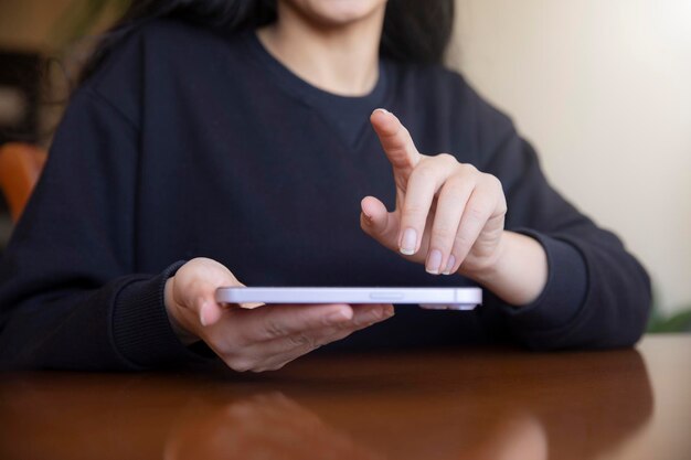 Foto nahaufnahme einer weiblichen hand mit mobiltelefon