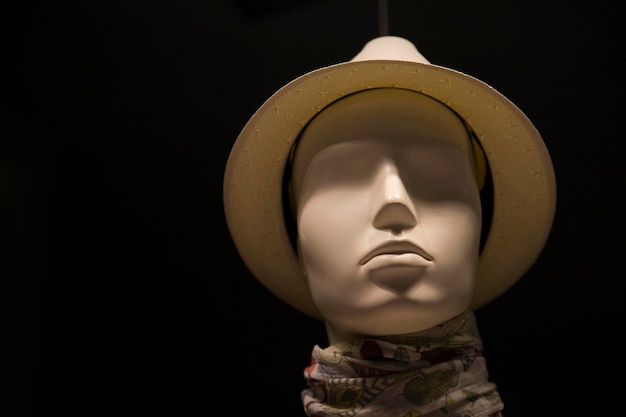 Nahaufnahme einer weiblichen Mannequin vor schwarzem Hintergrund