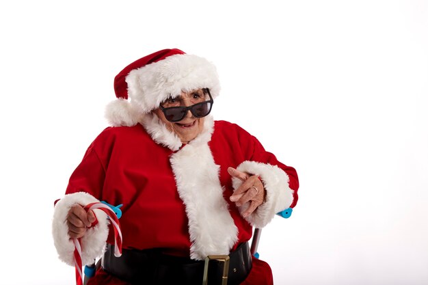 Nahaufnahme einer weiblichen Nanogenarian verkleidet als Weihnachtsmann mit Sonnenbrille auf weißem Hintergrund.