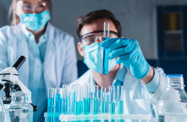 Nahaufnahme einer weiblichen Wissenschaftlerin, die im Labor arbeitet