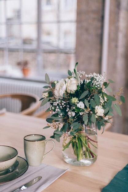 Foto nahaufnahme einer weißen blumenvase auf dem tisch