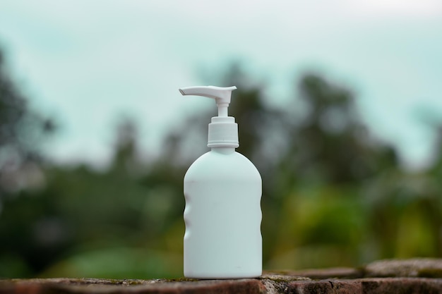 Nahaufnahme einer weißen Flasche vor verschwommenem Hintergrund