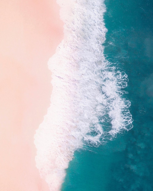 Nahaufnahme einer Welle am Strand