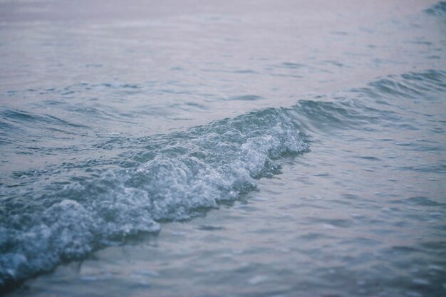 Foto nahaufnahme einer welle im meer bei sonnenuntergang