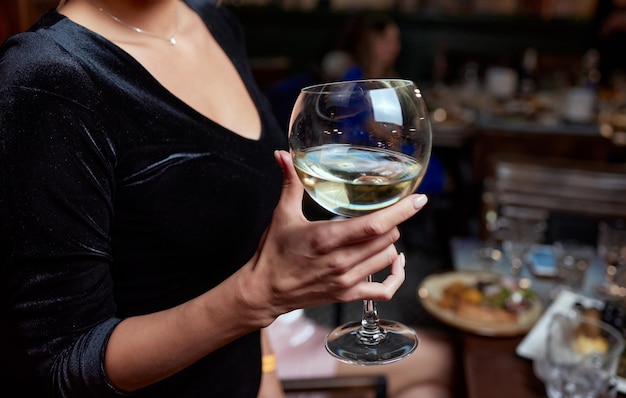 Nahaufnahme einer wunderschönen Frau mit einem Glas Champagner-Party und Feiertagsfeier