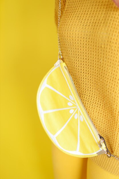 Nahaufnahme einer zitronenförmigen gelben Tasche Kreative einfarbige gelbe Atmosphäre