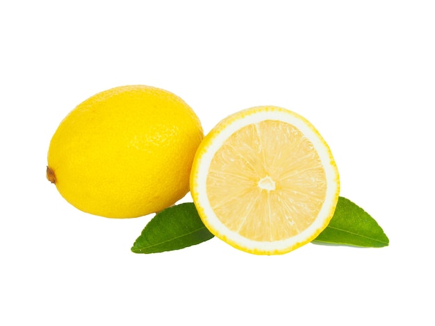Nahaufnahme einer Zitronenscheibe auf weißem Hintergrund