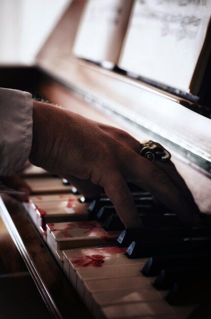 Foto nahaufnahme eines abgeschnittenen mannes, der klavier spielt