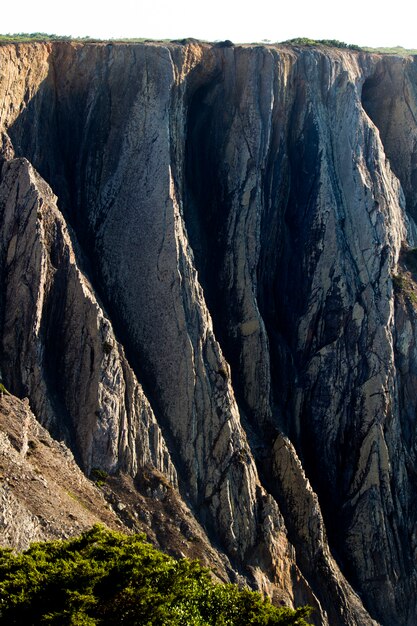 Nahaufnahme eines Abschnitts einer Klippe in der Nähe der Küste.