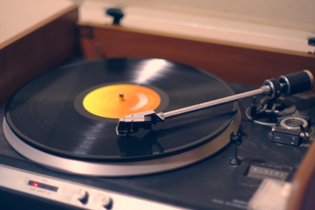 Nahaufnahme eines alten staubigen Vinyl-Players unter den Lichtern mit verschwommenem Hintergrund