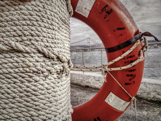 Foto nahaufnahme eines an der küste verankerten bootes