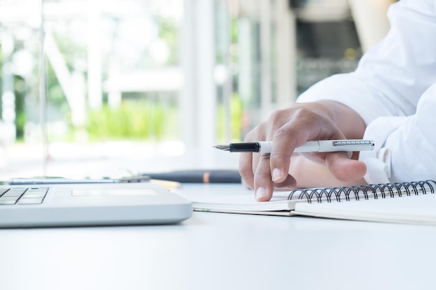 Nahaufnahme eines arbeitenden Mannes