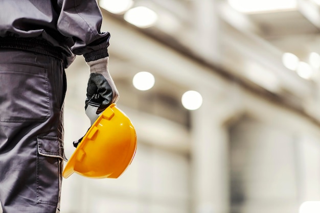 Nahaufnahme eines Arbeiters mit Helm in einer Schwerindustriefabrik