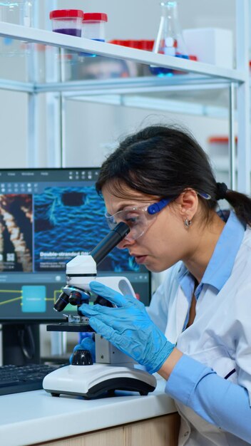 Nahaufnahme eines Arztes, der im Labor arbeitet