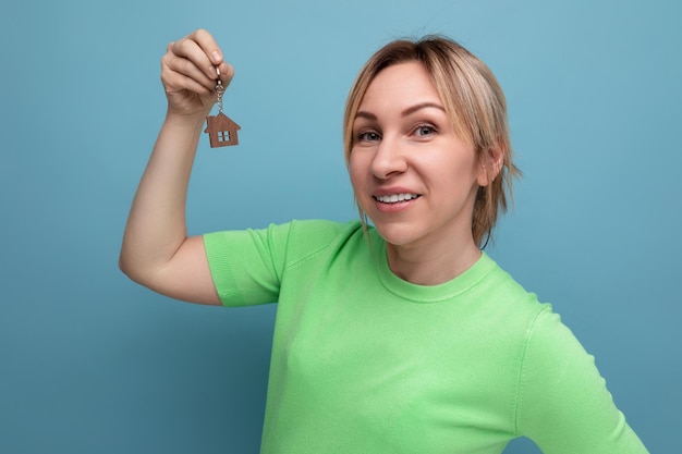 Foto nahaufnahme eines attraktiven fröhlichen blonden mädchens in einem lässigen outfit, das ihren befall im