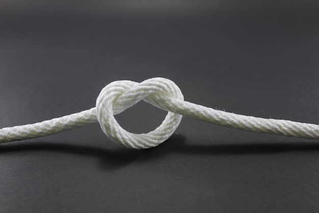 Nahaufnahme eines auf dem Tisch gebundenen Seils