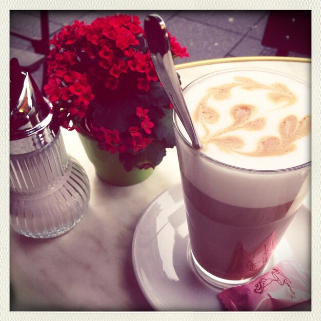 Foto nahaufnahme eines auf dem tisch servierten cappuccinos