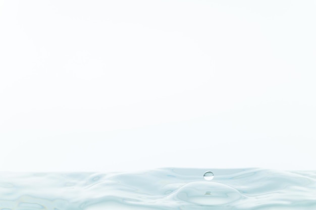 Nahaufnahme eines auf Wasser fallenden Tropfen