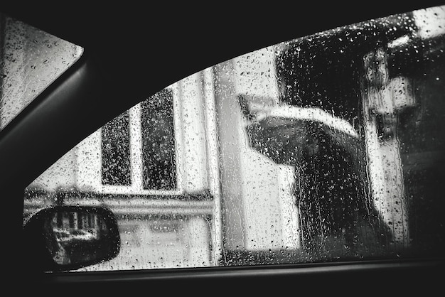 Nahaufnahme eines Autofensters bei Regen