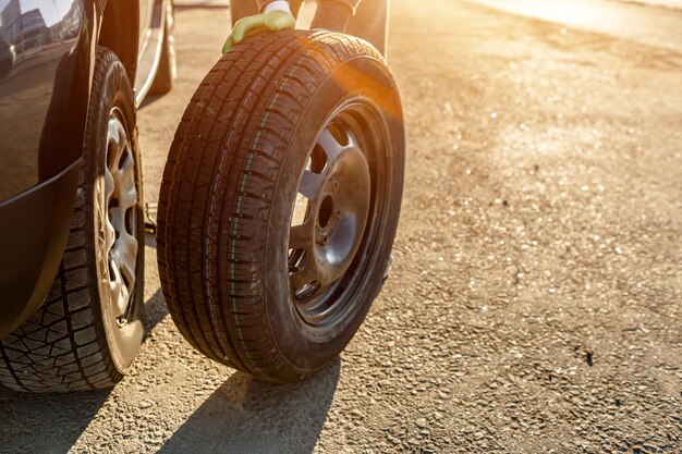 Nahaufnahme eines Autoreifens. Der Fahrer sollte das alte Rad durch ein Ersatzrad ersetzen.