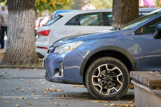 Nahaufnahme eines Autos, das illegal gegen die Verkehrsregeln auf der Fußgängerseite der Stadt geparkt wurde