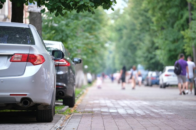 Nahaufnahme eines Autos, das illegal gegen die Verkehrsregeln auf der Fußgängerzone der Stadt geparkt wurde?